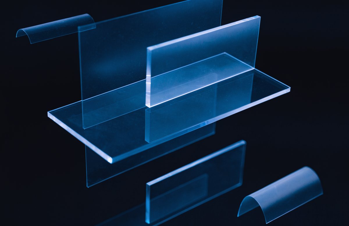 Geschichtete Glasebenen in blauem Licht